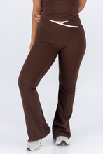 Cargar imagen en el visor de la galería, Align Milk Chocolate Flare Pants