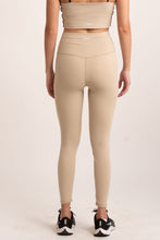 Cargar imagen en el visor de la galería, Above Almond Nude Leggings