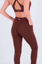 Cargar imagen en el visor de la galería, Atelier Scrunch Cacao Brown Leggings