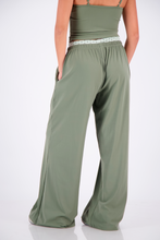 Cargar imagen en el visor de la galería, Polka Green Flowy Pants