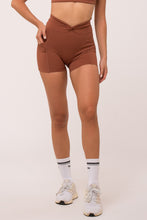 Cargar imagen en el visor de la galería, Spirit Twist Terracota Short