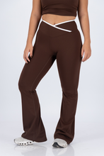 Cargar imagen en el visor de la galería, Align Milk Chocolate Flare Pants