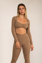 Cargar imagen en el visor de la galería, Adapt Long Sleeve Peanut Top