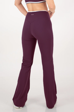 Cargar imagen en el visor de la galería, Align Wine Plum Flare Pants
