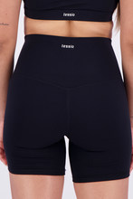 Cargar imagen en el visor de la galería, Solid Black Short