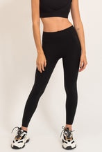 Cargar imagen en el visor de la galería, Essential Black Leggings