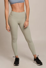 Cargar imagen en el visor de la galería, Buttery soft Green Mossy Leggings