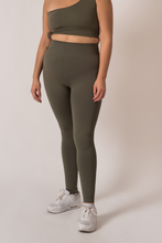 Cargar imagen en el visor de la galería, Ribbed Seamless Olive Leggings