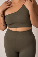 Cargar imagen en el visor de la galería, Ribbed Seamless Olive Top