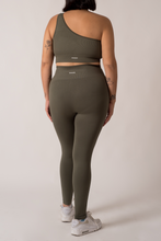 Cargar imagen en el visor de la galería, Ribbed Seamless Olive Leggings