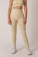 Cargar imagen en el visor de la galería, Ribbed Seamless Butter Cup Cream Leggings