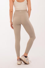 Cargar imagen en el visor de la galería, Daylight Earth Gray Leggings
