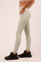 Cargar imagen en el visor de la galería, Twist Pocket Green Leggings
