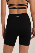 Cargar imagen en el visor de la galería, Solid Pocket Black Short
