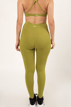 Cargar imagen en el visor de la galería, Sculpt Scrunch Green Leggings
