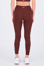 Cargar imagen en el visor de la galería, Atelier Scrunch Cacao Brown Leggings
