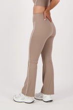 Cargar imagen en el visor de la galería, Contrast Taupe Brown Flare Pants
