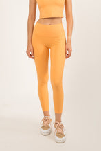 Cargar imagen en el visor de la galería, Daylight  Orange Gold Leggings
