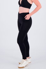 Cargar imagen en el visor de la galería, Atelier Scrunch Moon Black Leggings
