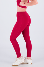 Cargar imagen en el visor de la galería, Atelier Scrunch Red Merlot Leggings
