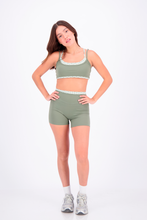 Cargar imagen en el visor de la galería, Polka Green Topaz Short
