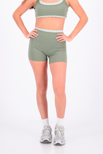 Cargar imagen en el visor de la galería, Polka Green Topaz Short

