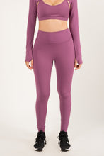 Cargar imagen en el visor de la galería, Sculpt Scrunch Purple Leggings
