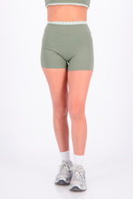 Cargar imagen en el visor de la galería, Polka Green Topaz Short
