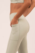 Cargar imagen en el visor de la galería, Twist Pocket Green Leggings
