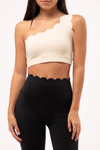 Cargar imagen en el visor de la galería, Scallop One Shoulder Crema Top
