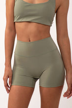 Cargar imagen en el visor de la galería, Ultimate Artichoke Green Short
