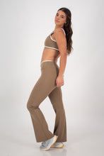 Cargar imagen en el visor de la galería, Align Cookie Beige Flare Pants
