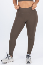 Cargar imagen en el visor de la galería, Form Cedar Brown leggings
