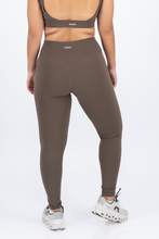 Cargar imagen en el visor de la galería, Form Cedar Brown leggings
