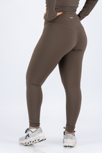 Cargar imagen en el visor de la galería, Form Cedar Brown leggings
