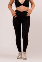 Cargar imagen en el visor de la galería, Twist Pocket Black Leggings
