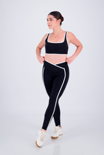 Cargar imagen en el visor de la galería, Bold Black Leggings
