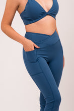 Cargar imagen en el visor de la galería, Twist Pocket Blue Leggings
