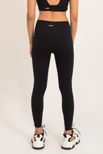 Cargar imagen en el visor de la galería, Essential Black Leggings
