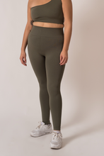 Cargar imagen en el visor de la galería, Ribbed Seamless Olive Leggings
