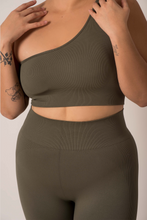 Cargar imagen en el visor de la galería, Ribbed Seamless Olive Top
