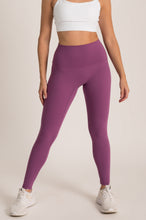 Cargar imagen en el visor de la galería, Solid Leggings Ultra Violet
