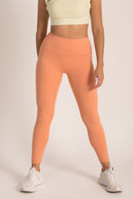 Cargar imagen en el visor de la galería, Bloom Comfy Peach leggings
