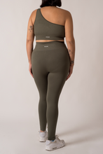 Cargar imagen en el visor de la galería, Ribbed Seamless Olive Leggings
