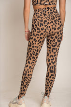 Cargar imagen en el visor de la galería, Savage Light Cheetah Leggings
