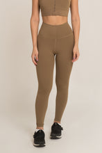 Cargar imagen en el visor de la galería, Impact Khaki Leggings
