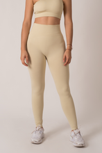 Cargar imagen en el visor de la galería, Ribbed Seamless Butter Cup Cream Leggings
