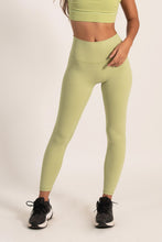 Cargar imagen en el visor de la galería, Bloom Comfy Soft Green leggings
