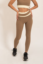 Cargar imagen en el visor de la galería, Contrast Khaki Nude Leggings
